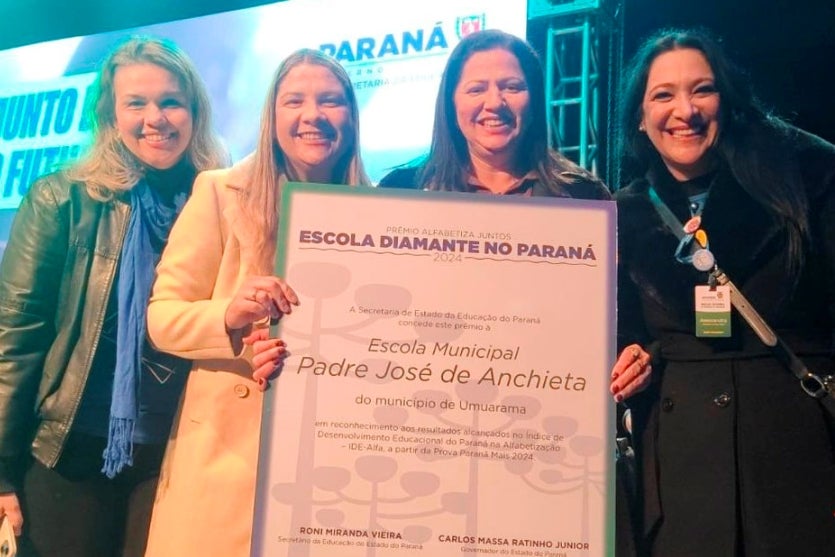 Representantes da Escola Padre José de Anchieta durante recebimento de prêmio.