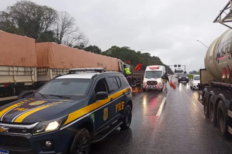 Pai vê filho morrer após colisão entre caminhões na BR-277, no Paraná