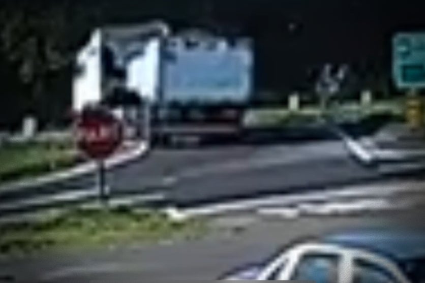 Cena de gravíssimo acidente na PR-323, em Umaurama, que matou motociclista. Imagem é de um milissegundo antes da colisão.