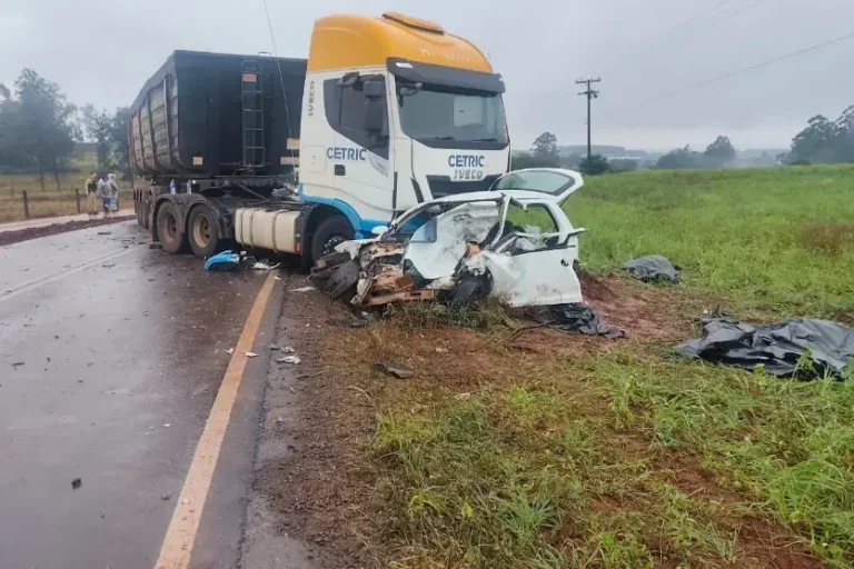 Casal morre em colisão frontal entre carro e caminhão na Estrada Boiadeira; veja o vídeo