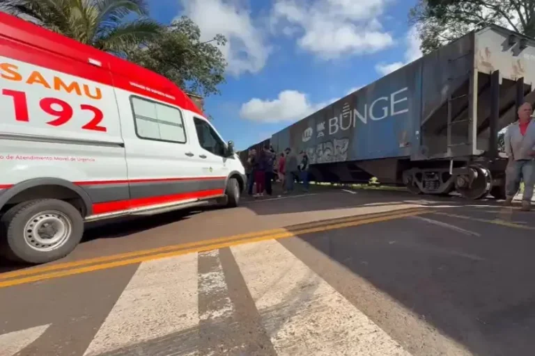 Caminhoneiro morre após colisão com trem em passagem férrea no Paraná; veja o vídeo