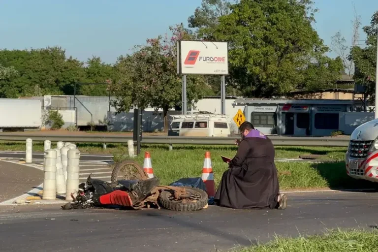 Cena de fé marca acidente fatal na PR-323 e emociona quem passava pelo local