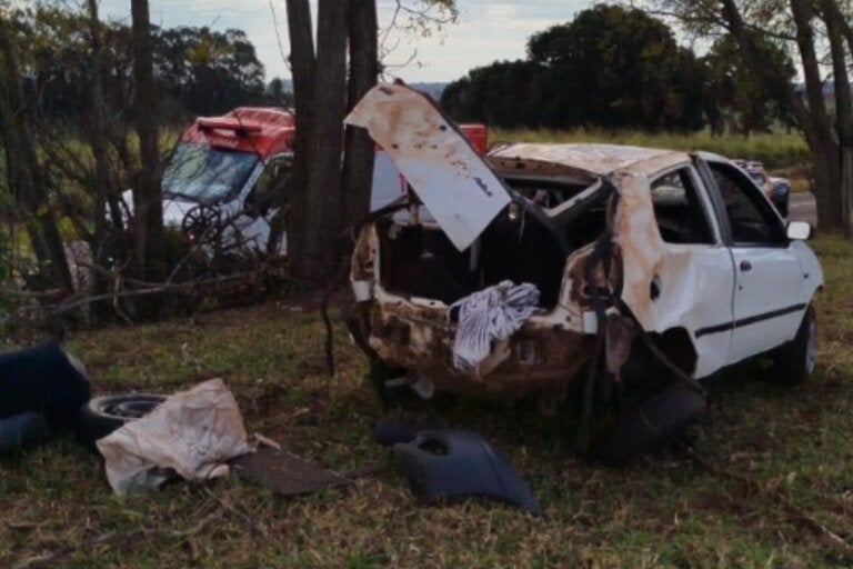 Carro envolvido em capotamento na PR-180 em Cruzeiro do Oeste.
