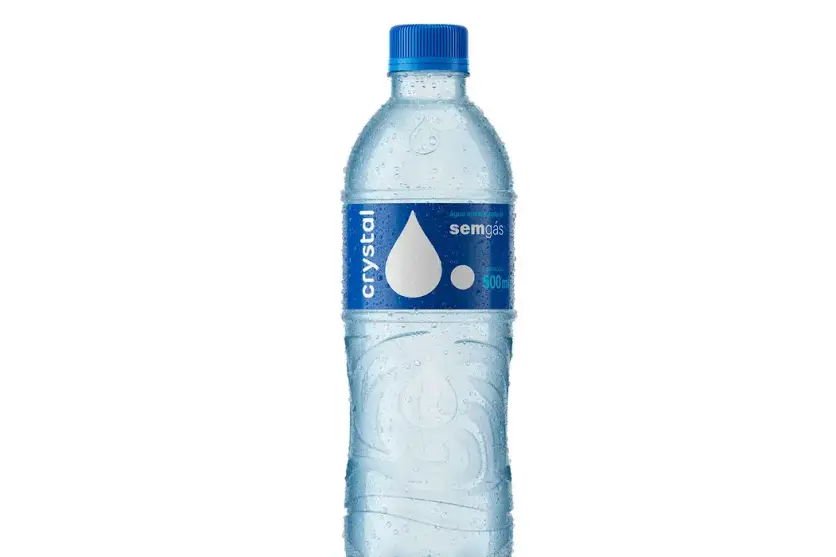 Uma garrafa de água da marca Crystal.