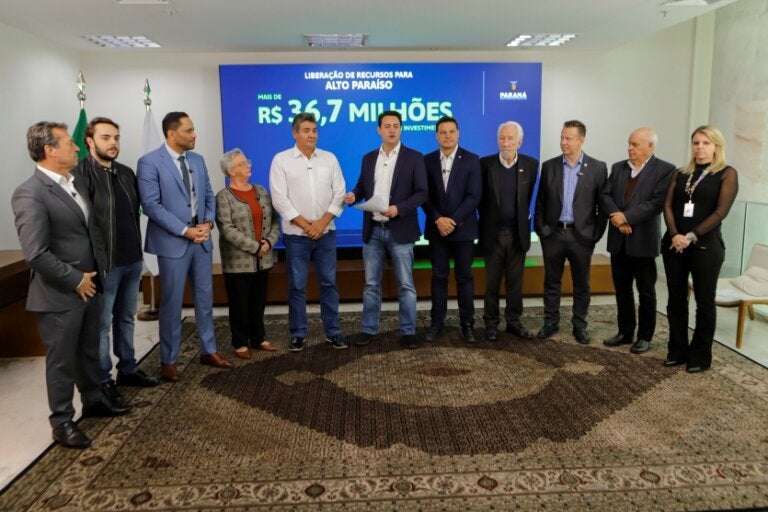 Ratinho Jr e outras lideranças no anúncio de liberação de recursos para Alto Paraíso.