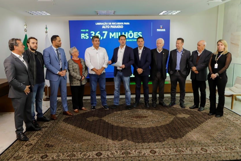 Ratinho Jr e outras lideranças no anúncio de liberação de recursos para Alto Paraíso.