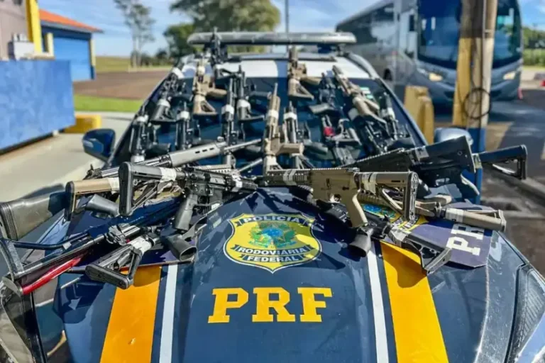 Fuzis apreendidos no Paraná em cima de uma viatura da PRF.