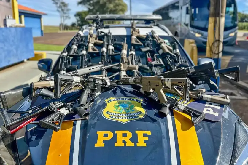 Fuzis apreendidos no Paraná em cima de uma viatura da PRF.