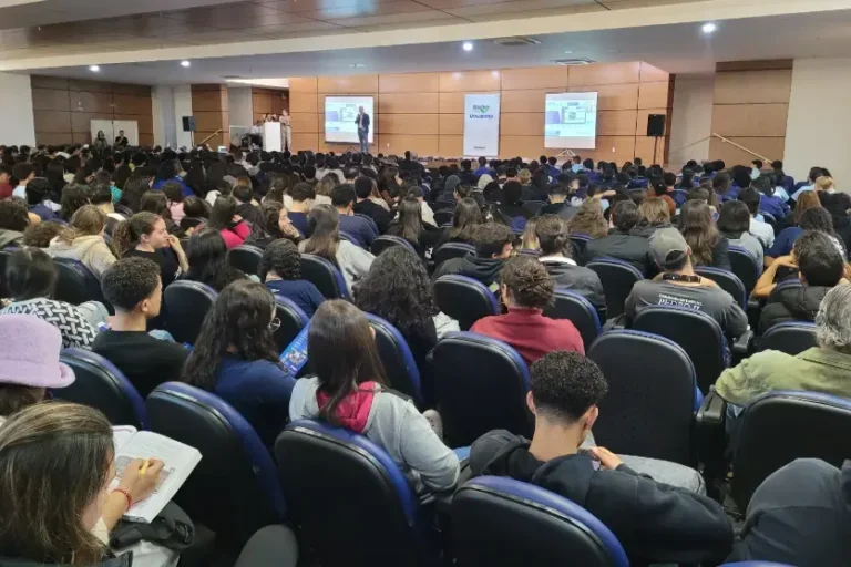 Mais de 600 estudantes participam de aulão preparatório para o Enem