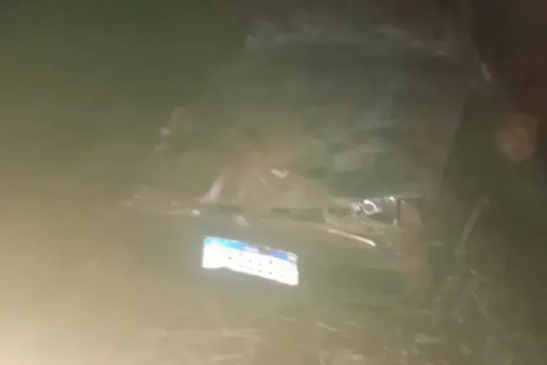 Carro envolvido em acidente na PR-471.