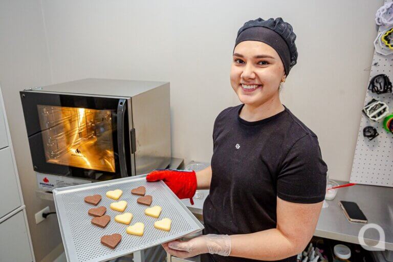Do banco aos biscoitos decorados: jovem troca emprego formal por negócio artesanal