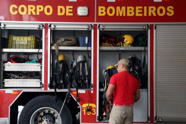 Militar do Corpo de Bombeiros próximo a um caminhão ABTR.
