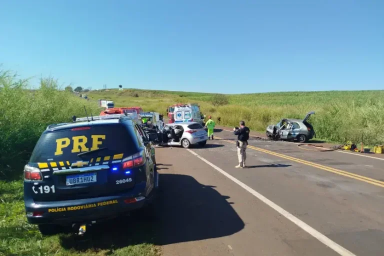 Colisão frontal na BR-369 deixa dois mortos e três feridos graves