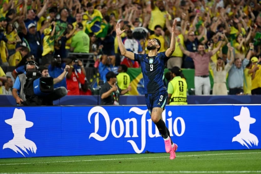 Matheus Cunha durante comemoração de gol contra o Haiti.