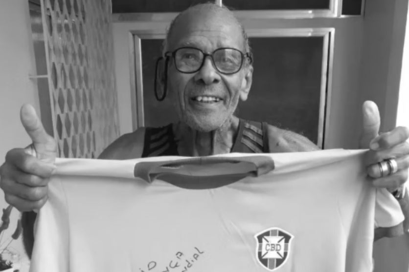 O campeão brasileiro Brito, segurando a camisa da seleção.