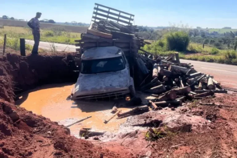 Caminhão sai da pista e cai em ‘caixa d’água’ após motorista evitar colisão