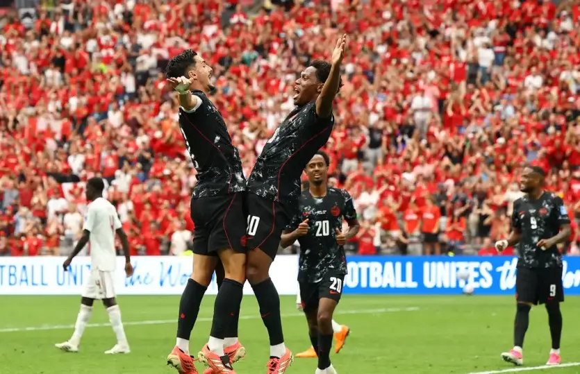 Jogadores em celebração de gol.