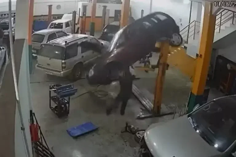 Carro despenca de elevador e quase atinge mecânico em oficina; veja o vídeo