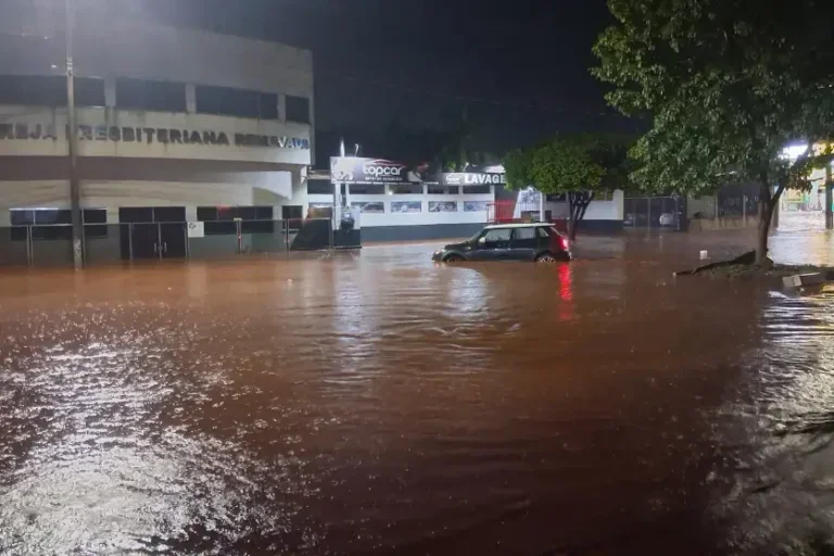 Chuva provoca alagamentos, derruba muros e causa estragos em Umuarama e região
