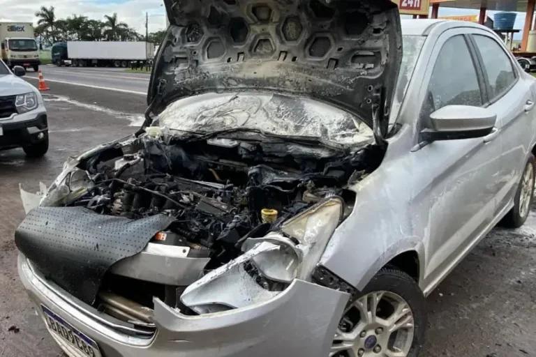 Colisão entre dois veículos termina com carro destruído pelo fogo na PR-323