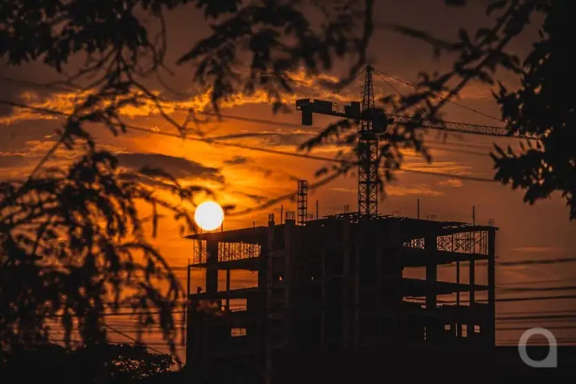 Foto do sol poente em Umuarama durante um dia quente.