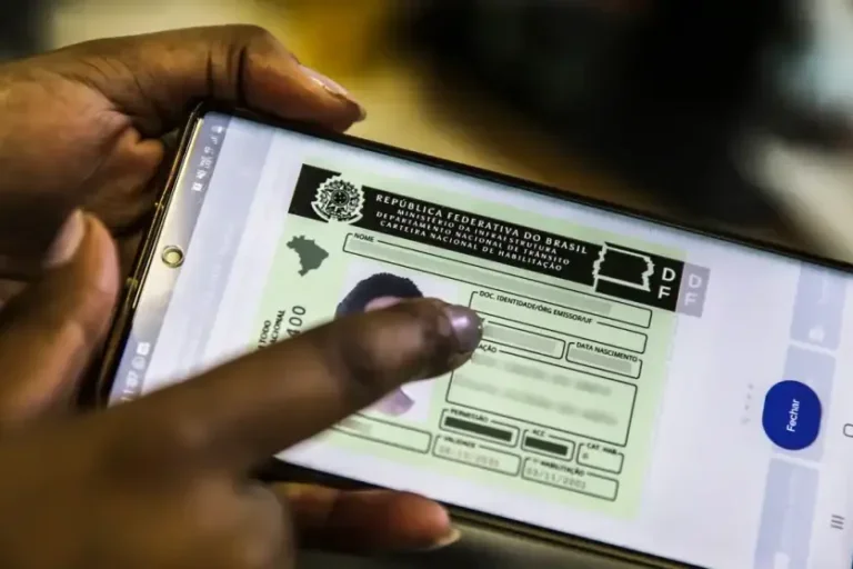 CNH digital na tela de um celular.