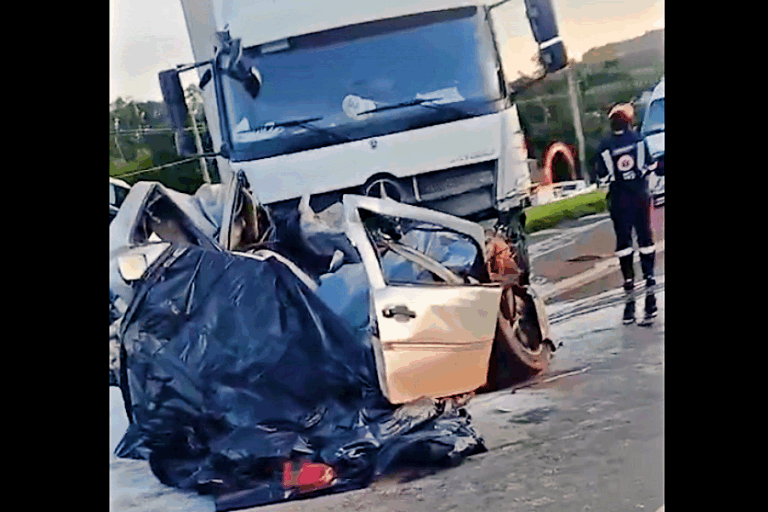 Colisão entre carro e caminhão resulta em três mortes na rodovia BR-277