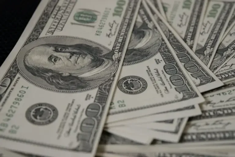 Dólar cai para R$ 5,14 com recuo do petróleo e mercado aguarda ata do Copom