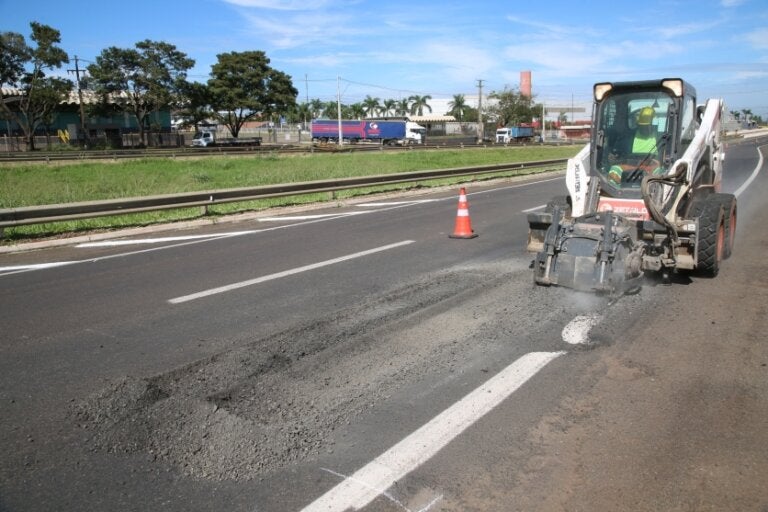 Serviço de manutenção em rodovia sendo feito por trabalhadores da EPR.
