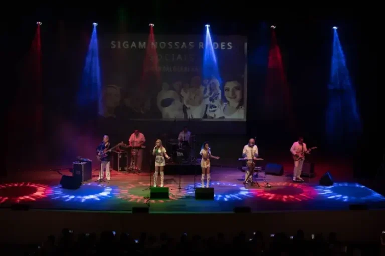 Últimos ingressos: Umuarama recebe espetáculo internacional ‘Elvis & ABBA’ no sábado