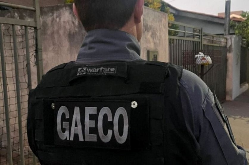 Agente do Gaeco visto de costas.
