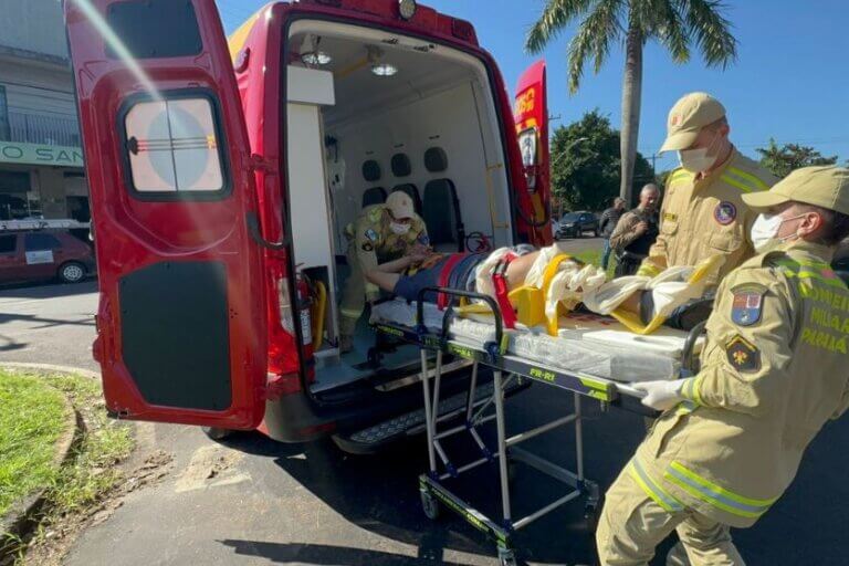 Motociclista sofre suspeita de fratura após colisão com carro em Umuarama; vídeo