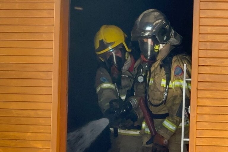 Incêndio atinge residência com crianças dentro e mobiliza bombeiros em Umuarama; vídeo