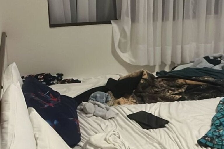 Menino de 4 anos morre ao cair de janela de hotel enquanto tentava ver pássaros