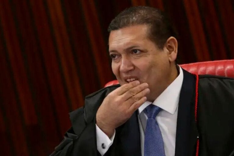 TSE suspende pesquisa que apontou queda de Flávio Bolsonaro contra Lula