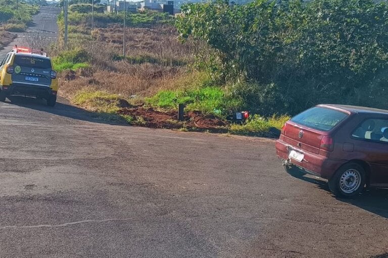 Motociclista fica ferida após colisão entre carro e motoneta em Umuarama