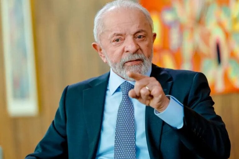 Pesquisa mostra Lula à frente de Flávio Bolsonaro em eventual segundo turno