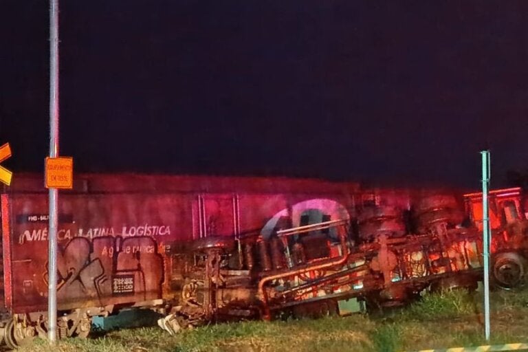 Vídeo mostra momento em que trem atinge caminhão carregado com gás no Paraná