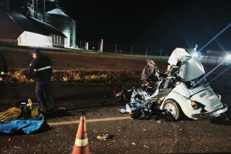 Motorista morre após colisão frontal entre Fusca e ônibus em Assis Chateaubriand