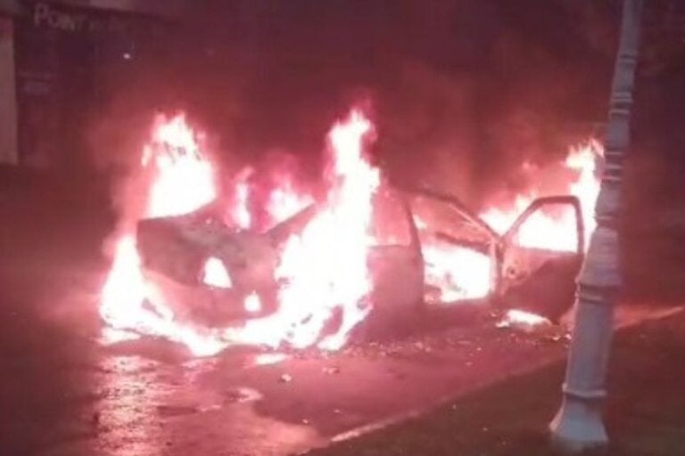 Carro pega fogo durante a madrugada e caso será investigado pela Polícia Civil