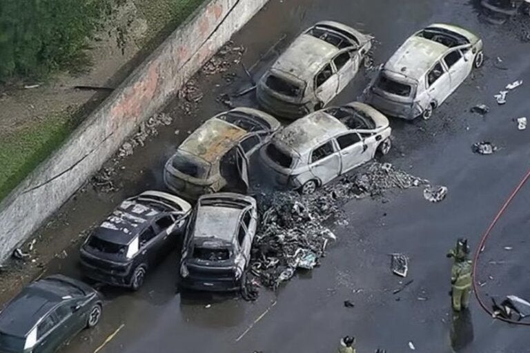 Sobe para seis o número de mortos após queda de duas aeronaves no Rio; vídeo