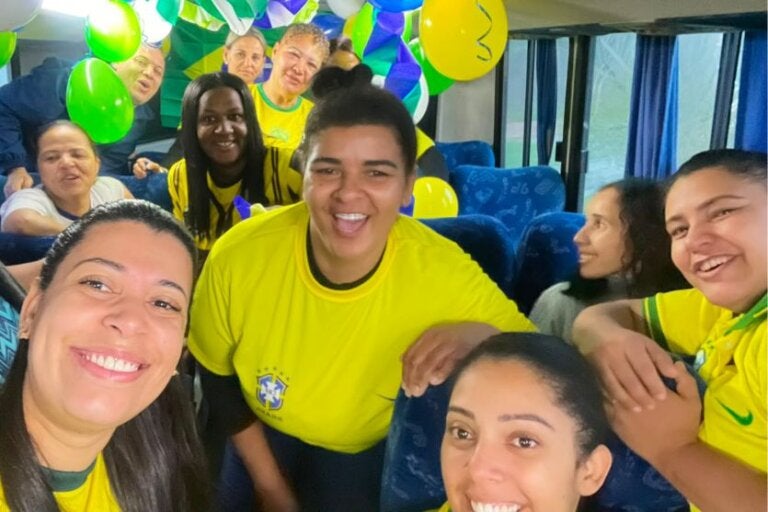 Trabalhadoras criam grande família e celebram a vida durante as viagens até Umuarama; vídeo