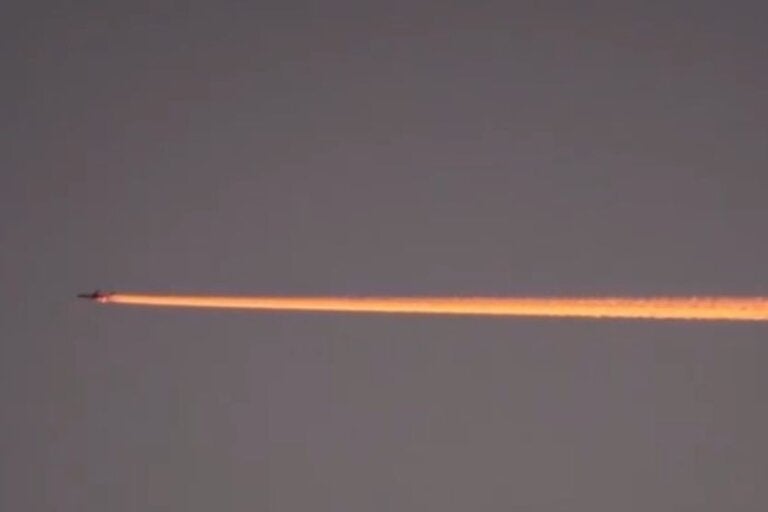Fotógrafa registra avião iluminado pelo pôr do sol no céu de Umuarama; confira o vídeo