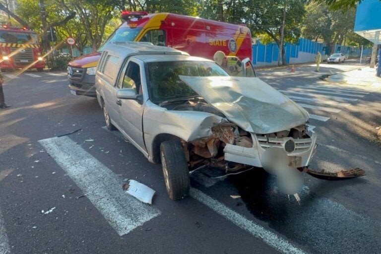Colisão entre Ranger e Saveiro de entregas deixa motorista ferido em Umuarama; vídeo