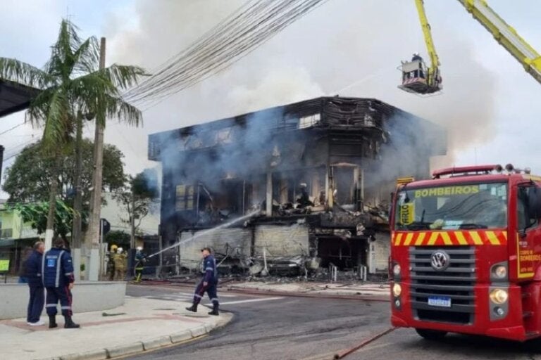Comerciante vê loja ser consumida pelo fogo após quatro décadas de atividade