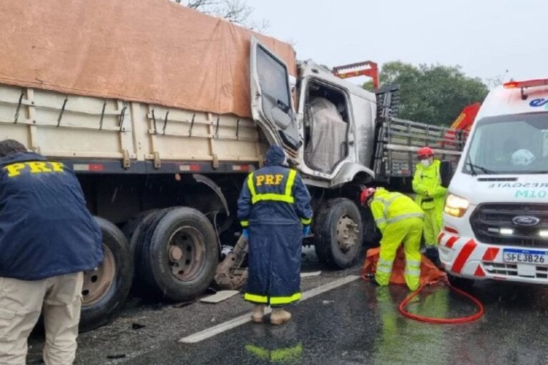 Pai vê filho morrer e fica em estado de choque após caminhão bater em bitrem