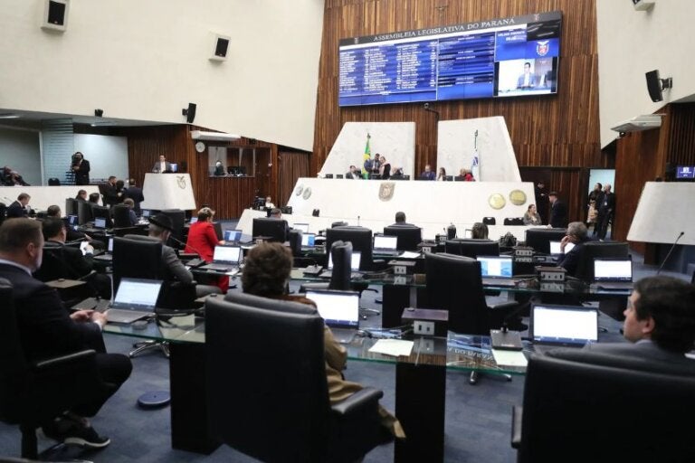Gaeco denuncia esposa de deputado e mais três pessoas por suposta rachadinha no Paraná