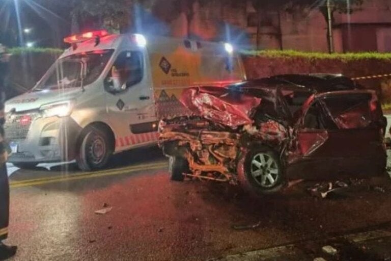 Motorista morre após colisão frontal entre carro e carreta na rodovia BR-476