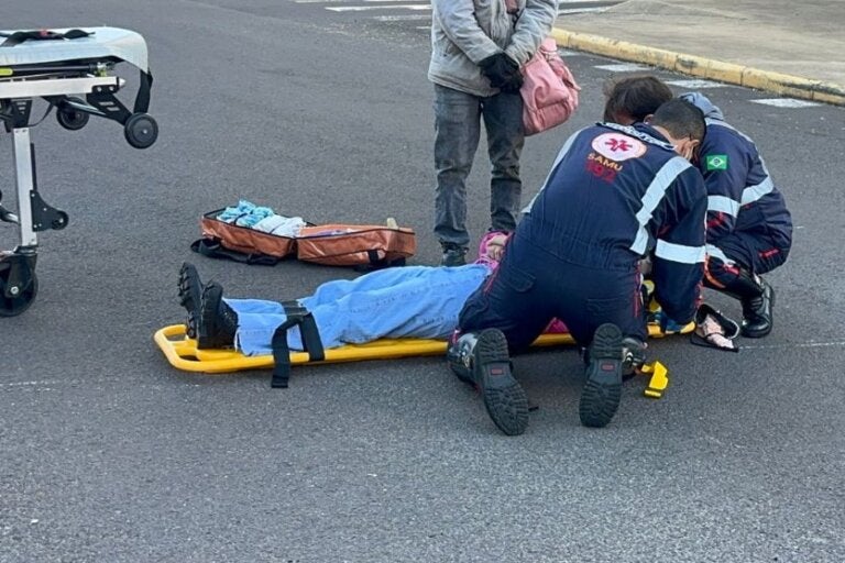 Motociclista fica ferida após colisão em cruzamento de avenidas de Umuarama