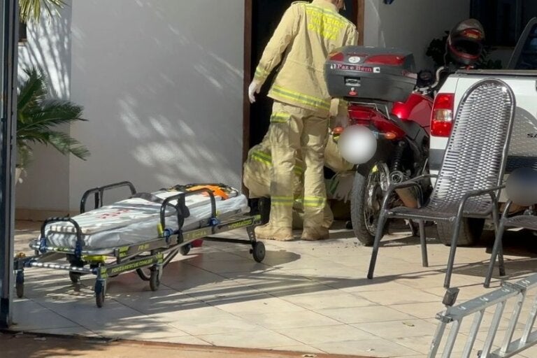 Morador perde o equilíbrio em escada e cai ao tentar desligar alarme de casa; vídeo